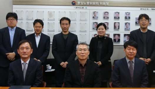 앞열 왼쪽부터 박화진 상임위원, 박준성 위원장, 안경덕 사무처장(중노위 제공)