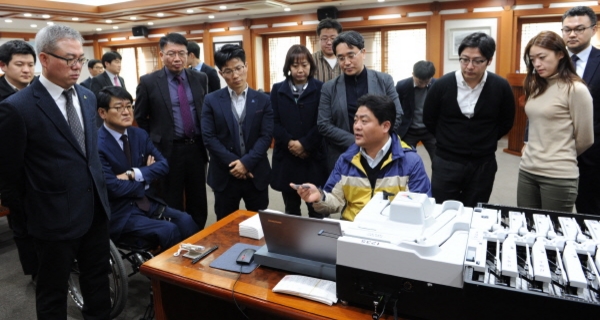 28일 참관단이 개표진행과정에 대한 설명을 듣고있다.(중앙선관위 제공)