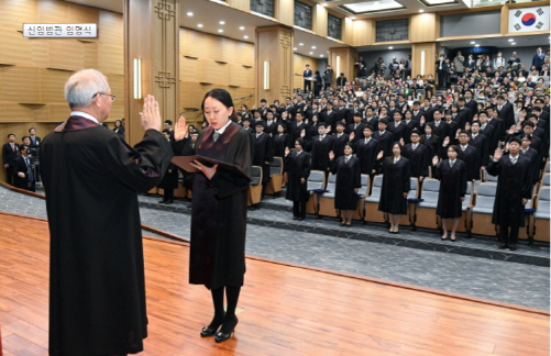 3일 임명식에서 박가연 부산지법 판사가 대표 선서를 하고 있다.