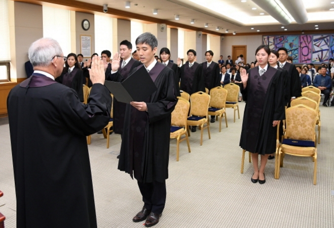 8월 1일 신임법관 임명식에서 대표 선서자인 배다헌 판사 등 신임 법관들이 선서를 하고있다.