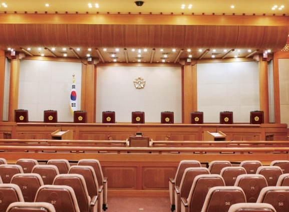 자리가 비어있는 헌법재판소 대심판정