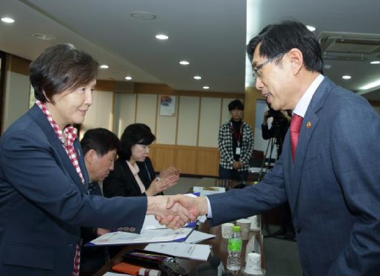 박상기 법무부장관이 19일 제14기 법무부 정책위원회 김혜숙 위원장에게 위촉장을 수여하고 있다.