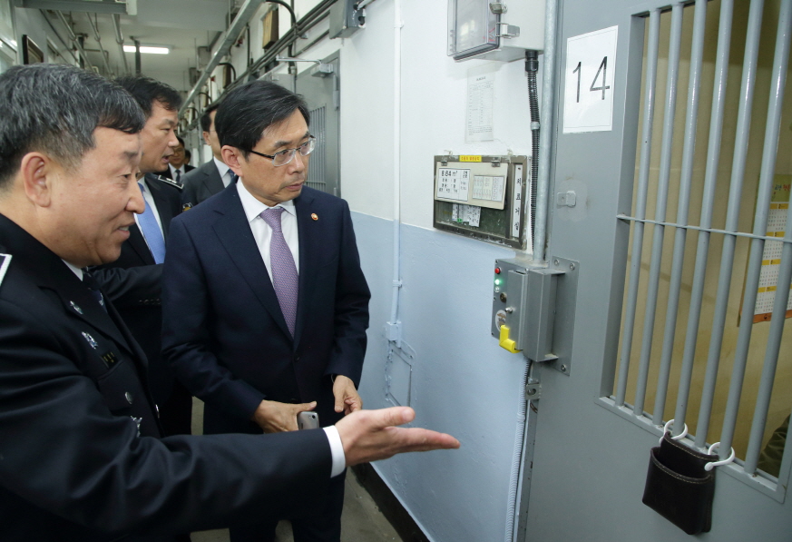박상기 법무부 장관(오른쪽 첫 번째)이 22일 오후 부산광역시 사상구에 위치한 부산구치소에 방문하여 시설을 둘러보고 있다