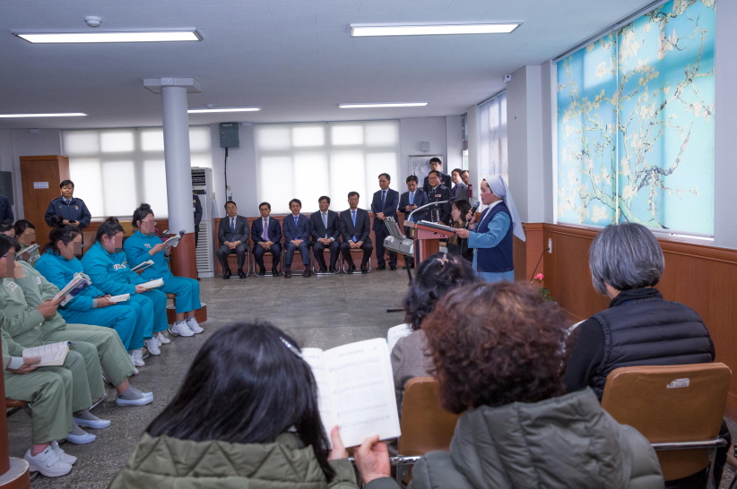 부산구치소 여성수용자 천주교집회를 참관하고 있는 박상기 장관 일행