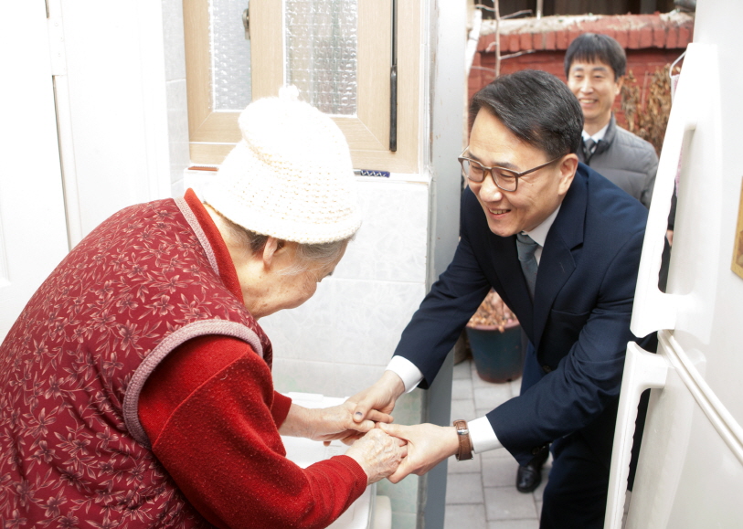 이규현 헌법재판소 행정관리국장을 비롯한 헌법재판소 직원들이 종로구 홀몸어르신 댁을 방문하며 김장김치를 전달하는 모습