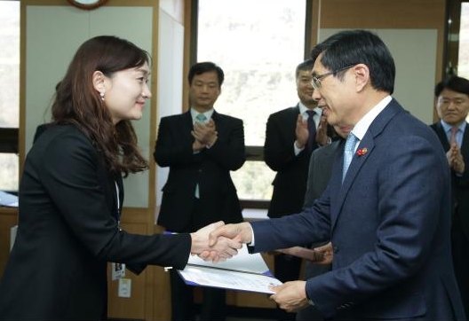 박상기 법무부장관(오른쪽)이 8일 오후 정부과천청사 법무부 대회의실에서 열린 ‘2017 우수공무원’시상식에서 장송이 검사에게 표창을 시상하고 있다.