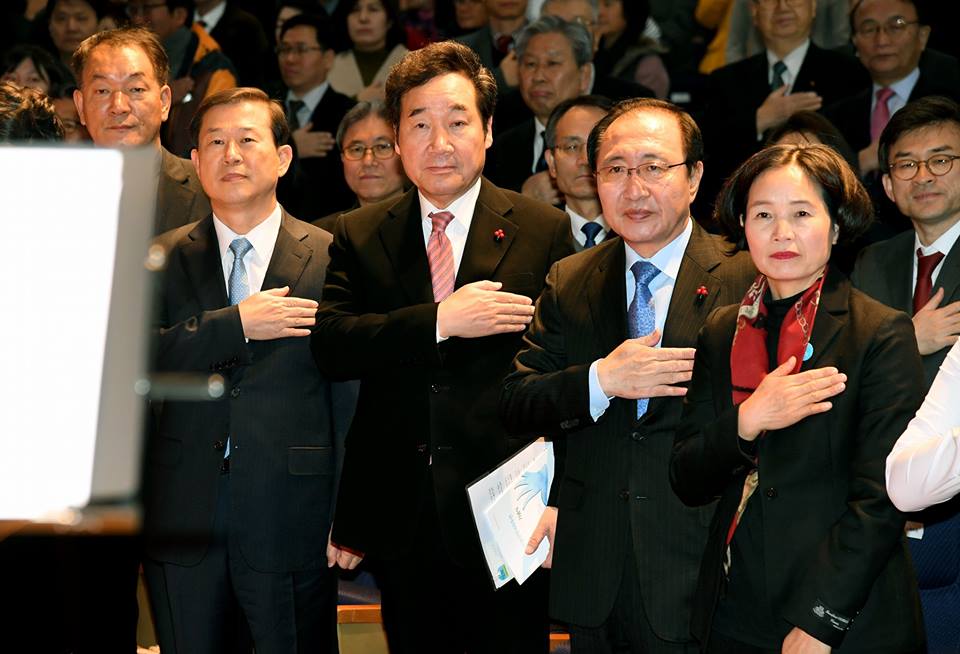 [로팩트 김명훈 기자] 이낙연 국무총리는 세계인권선언 69주년을 맞아 광화문 정부서울청사 별관 대강당에서 각국의 외교사절과 인권시민단체 등 관계자 4백여명이 참석한 가운데 8일 열린 세계인권선언 기념식에 참석해 2017년 대한민국 인권상 수상자인 남양주시 외국인복지센터 관장 이정호 신부와 김효진 장애여성네트워크 대표에게 훈·포장을 수여한 후, 인류의 가장 아름다운 약속 ‘세계인권선언’과 촛불혁명의 의의를 되새기는 인상적인 축사를 통해 참석자들의 가슴을 뜨겁게 했다.