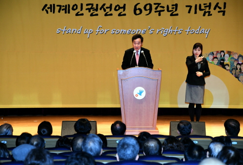 2017년 대한민국 인권상 수상자인 남양주시 외국인복지센터 관장 이정호 신부