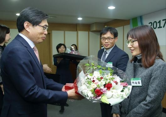 박상기 법무부장관(왼쪽)이 15일 오전 정부과천청사 법무부 대회의실에서 열린 2017 ‘올해의 보호관찰관상’ 및 ‘올해의 우수 교사상’시상식에서 부산보호관찰소 보호주사 임민규와 부인에게 올해의 보호관찰관상을 시상하고 있다.