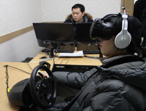 내년부터 시행되는 알코올 중독 범죄자 가상현실[VR] 치료 시행을 앞두고 15일 오후 서울보호관찰소내 가상현실 치료실에서 가상현실[VR] 치료 시연을 하고 있다.