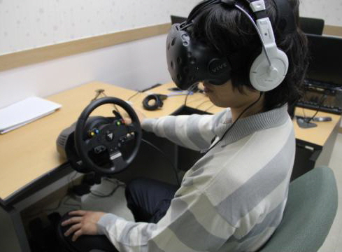 15일 오후 서울보호관찰소 내 가상현실 치료실에서 VR 치료 시연을 하고 있다.(법무부 제공) 