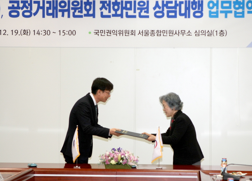 박은정 국민권익위원장(오른쪽)과 김상조 공정거래위원장이 19일 오후 서울 서대문구 권익위 서울종합민원사무소에서 
