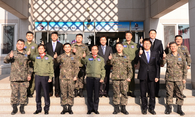 문상부 중앙선관위 상임위원(앞줄 가운데)이 공군 제16전투비행단 소속 관계자 등과 단체사진을 촬영하고 있다.