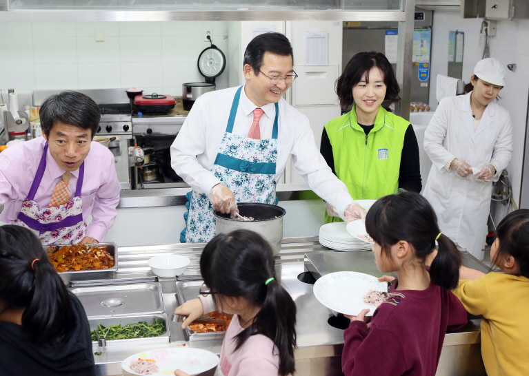 김헌정 사무처장이 혜심원 식당에서 아이들에게 배식을 하고 있다.