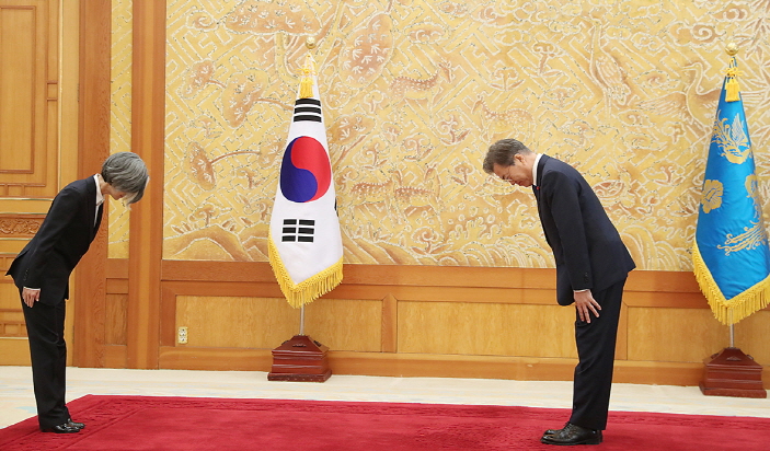 문재인 대통령이 2일 청와대 본관에서 안철상 신임 대법관에게 임명장을 수여하고 있다.(청와대 제공)