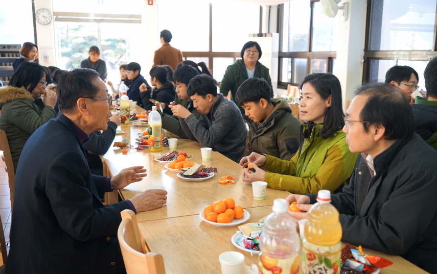 김외숙 법제처장과  직원들이 아동복지시설 천양원을 방문해 위문품을 전달하고 있다.(법제처 제공)