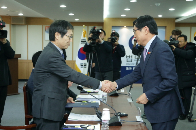 법무부 검찰과거사위원회 발족식에서의 김갑배 위원장과 박상기 법무부장관(법무부 제공)