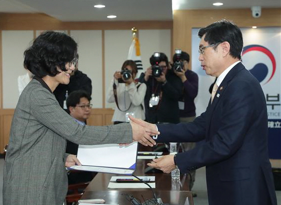 박상기 법무부 장관(오른쪽)이 13일 정부과천청사 법무부에서 열린 『법무부 성희롱?성범죄 대책위원회 발족식』에서 권인숙 위원장에게 위촉장을 수여하고 있다.