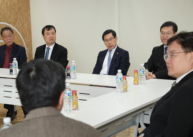 박상기 법무부 장관(왼쪽 세번째)이 22일 서울 마포구 성산동에 위치한 서울서부스마일센터를 방문하여 센터 직원들과 환담을 하고 있다.